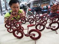 巧手<em>编织</em>自行车工艺品