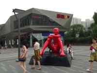 深圳沙井暴雨多车被困 众人水中推车_石方亮