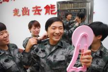 剪下长辫 立志苦练_新闻--社会_ 光明图片