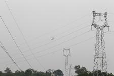 国网达州供电公司首次采用无人机架设光纤线路