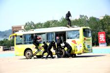 书画家街头围墙现场作画 赞美祖国大好河山_新