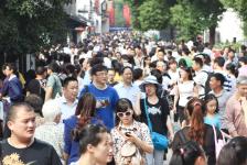 数万观光客挤爆古城浙江绍兴街头