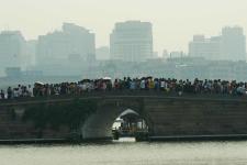 杭州西湖景区游客井喷 人气爆棚_新闻