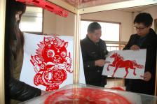 山东无棣:卡通马剪纸受欢迎_新闻