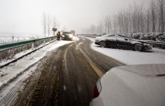 河南:马年新春首场降雪导致高速交通事故频发