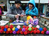 南京:小伙手织毛线玫瑰热卖情人节_新闻