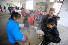 柳州广西千所影片中小学午餐免费开设v影片农村禁毒资金小学生图片