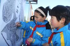 新疆阿勒泰市小学生描画身边好人好事 _新闻