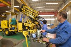 国内首台全液压自动采矿钻车在河北邯郸下线_