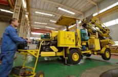 国内首台全液压自动采矿钻车在河北邯郸下线_