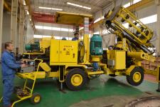 国内首台全液压自动采矿钻车在河北邯郸下线_