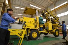 国内首台全液压自动采矿钻车在河北邯郸下线_