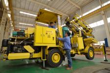 国内首台全液压自动采矿钻车在河北邯郸下线_