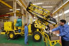国内首台全液压自动采矿钻车在河北邯郸下线_