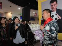 黄健翔南京签售《足球根本不是圆的》_李文宝