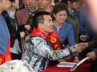 黄健翔南京签售《足球根本不是圆的》_李文宝