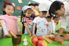 河南安阳:小手学做家务 感恩父母辛劳_新闻