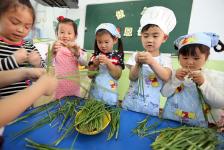 河南安阳:小手学做家务 感恩父母辛劳_新闻