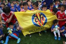 东亚青少年足球小将与西甲球星共度六一儿童节