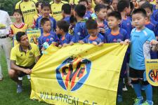 东亚青少年足球小将与西甲球星共度六一儿童节