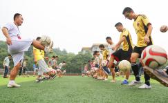 南华大学万人三走 活动 颠球比赛迎接世界杯到