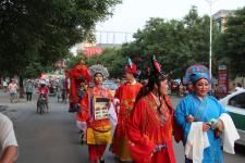 河南滑县楼房开盘出奇招八抬大轿来迎亲_