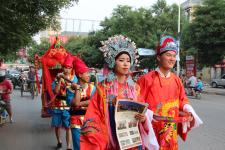 河南滑县楼房开盘出奇招八抬大轿来迎亲_