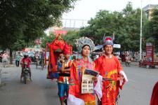 河南滑县楼房开盘出奇招八抬大轿来迎亲_