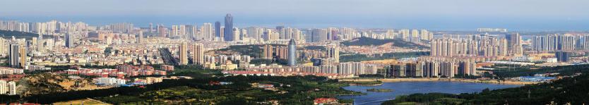 2011年3月8日拍摄的青岛西海岸新区境内的青岛保税港区。 据中国政府网9日刊载的消息,国务院3日发文,批复同意山东省政府有关设立青岛西海岸新区的请示,要求把青岛西海岸新区发展成为海洋科技自主创新领航区、深远海开发战略保障基地、军民融合创新示范区、海洋经济国际合作先导区、陆海统筹发展试验区,为探索全国海洋经济科学发展新路径发挥示范作用。 国务院在批复中指出,设立并建设好青岛西海岸新区,对于全面实施海洋战略、创新军民融合机制、深化海洋管理体制改革、推进深远海开发与陆海统筹发展和建设海洋强国具有重要意义。 根