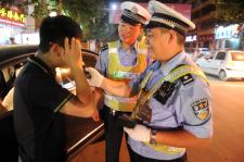 河南商丘警方世界杯期间夜查酒驾 确保安全_新