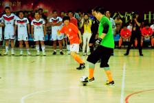 毕姥爷现身青岛5人制足球赛漏勺门将苦练门技