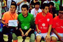 毕姥爷现身青岛5人制足球赛漏勺门将苦练门技