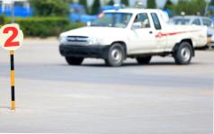 山西运城:大学生暑假扎堆考驾照 交警为学子开