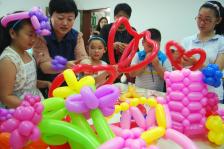 玩魔术气球 度七彩夏日_新闻