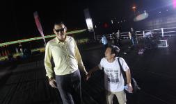 河南三门峡:亚洲第一巨人张欢河南走秀玩魔术