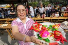 山东潍坊:社区居民赛面食_新闻