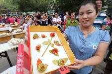 山东潍坊:社区居民赛面食_新闻
