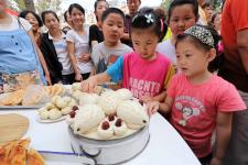 山东潍坊:社区居民赛面食_新闻