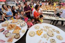 山东潍坊:社区居民赛面食_新闻