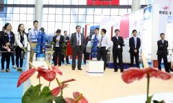 山东东营:第七届中国(东营)石油装备展开幕_刘