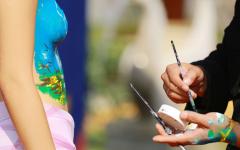 山东日照:人体彩绘秀助阵房展会 模特大尺度赤