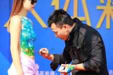 山东日照:人体彩绘秀助阵房展会 模特大尺度赤