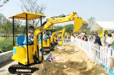 南京:国庆长假儿童挖掘机成公园游乐新宠