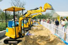 南京:国庆长假儿童挖掘机成公园游乐新宠