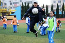 山东青岛:足球特色走进小学校园_新闻