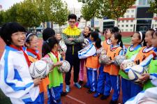 山东青岛:足球特色走进小学校园_新闻