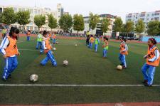 山东青岛:足球特色走进小学校园_新闻