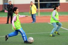山东青岛:足球特色走进小学校园_新闻