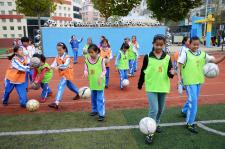 山东青岛:足球特色走进小学校园_新闻