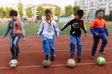 山东青岛:足球特色走进小学校园_新闻